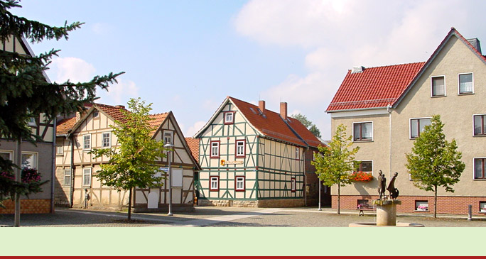 Niederorschel - Marktplatz mit Barfußlatscherbrunnen, im Hintergrund die Heimatstube